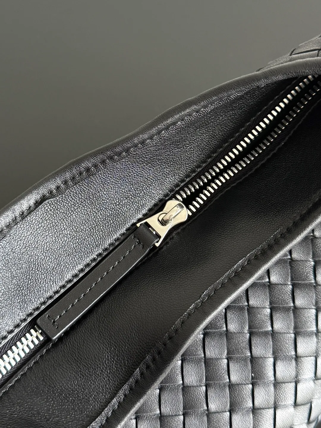 Batch 2480 BOTTEGA VENETA 2025 new men's medium Veneto crossbody bag is made of lambskin, elegantly extends to the strap, fits perfectly on the upper body, and the light and neat shape is suitable for all your choices for business, travel or daily life. Top zipper, interior two compartments, extra-large capacity. The classic Veneta shape has been redesigned and turned into a bag that can be worn cross-body, simple yet stylish. Although it is designed as a men’s bag, it is also very suitable for girls to carry! The back is so handsome🕶! More aura ~ The shoulder straps are reasonably designed, making it comfortable and stylish to carry cross-body. The bag has a practical capacity and can easily fit your daily needs~ Whether it is paired with casual wear for going out on the street or with formal wear for commuting, put it on and your fashion sense will rise in a straight line📈! Style number: 826877 Size: 38*24*2cm